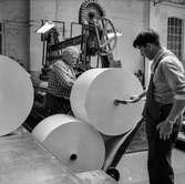 Män i arbete vid maskin på pappersbruket Papyrus i Mölndal, 8/5 1955.