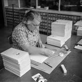 Kvinna i arbete med papeteritillverkning på pappersbruket Papyrus i Mölndal, 13/5 1955.