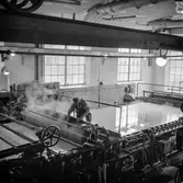 Man i arbete vid PM12, viraparti, på pappersbruket Papyrus i Mölndal, 13/5 1955.