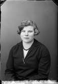 Ateljéporträtt - Eva Jansson från Marka, Harg socken, Uppland