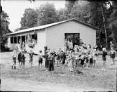 Barnkoloni - barn leker utanför byggnad, Sandika, Harg socken, Uppland