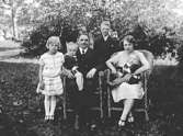 Arvid Andersson med hustrun Ingeborg och
barnen fr.v: Beata,  Uno, Kurt, o Sten.


P.S.
Polismannen Arvid är bror till de långhåriga systrarna på bild A91462.

Familjen antog senare namnet Weiderstrand.
På fotot är de på besök hos mannens föräldrar i Brevik, Ingarydsvad.
Troligen firas hans mors 65-årsdag. (1928)