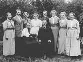 Fr.v:
Hildur Andersson, Emil Pilgård, Ellen Pilgård, Frida Andersson, Jakob Andersson, Ebba Andersson, Dagmar Andersson, Sigrid Andersson.
Sittande: Johanna och Svante Andersson.