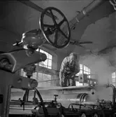 Man i arbete vid PM12, viraparti, på pappersbruket Papyrus i Mölndal, 13/5 1955.