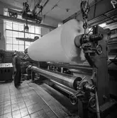 Man i arbete vid PM12, upprullning, på pappersbruket Papyrus i Mölndal, 13/5 1955.