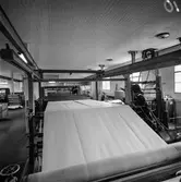 Man i arbete vid PM3, klipp, på pappersbruket Papyrus i Mölndal, 13/5 1955.