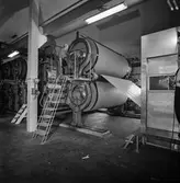 Man i arbete vid PM3 på pappersbruket Papyrus i Mölndal, 13/5 1955.