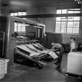 Man i arbete vid PM3 på pappersbruket Papyrus i Mölndal, 13/5 1955.