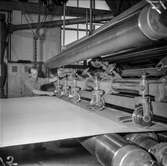 Man i arbete vid PM3 på pappersbruket Papyrus i Mölndal, 13/5 1955.