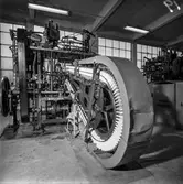 Kvinna i arbete vid maskin på pappersbruket Papyrus i Mölndal, 13/5 1955.