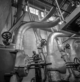 Man i arbete vid ångcentralen (Byggnad 14) på pappersbruket Papyrus i Mölndal, 13/5 1955.