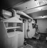 Man i arbete på satinvittavdelningen på pappersbruket Papyrus i Mölndal, 13/5 1955.