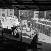 Lossning av massa med truck på pappersbruket Papyrus i Mölndal, 3/6 1955.