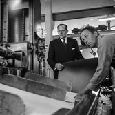 Disponent Hans Hulthén samt en arbetare på pappersbruket Papyrus i Mölndal, 15/6 1955.