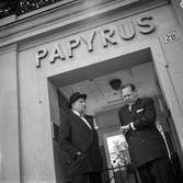 Bankdirektör Marcus Wallenberg och disponent Hans Hulthén på pappersbruket Papyrus i Mölndal, 15/6 1955.