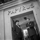 Bankdirektör Marcus Wallenberg och disponent Hans Hulthén på pappersbruket Papyrus i Mölndal, 15/6 1955.