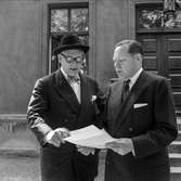 Bankdirektör Marcus Wallenberg och disponent Hans Hulthén på pappersbruket Papyrus i Mölndal, 15/6 1955.