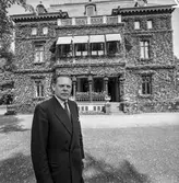 Disponent Hans Hulthén utanför Villa Papyrus i Mölndal, 15/6 1955.