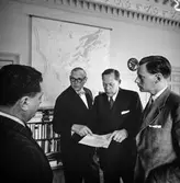 Kamrer Einar Harald, bankdirektör Marcus Wallenberg och disponent Hans Hulthén på pappersbruket Papyrus i Mölndal, 15/6 1955.