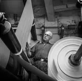 Maskinförare Edvin Andersson i arbete vid maskin på pappersbruket Papyrus i Mölndal, 15/6 1955.