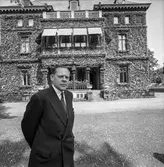 Disponent Hans Hulthén utanför Villa Papyrus i Mölndal, 15/6 1995.