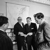 Kamrer Einar Harald, bankdirektör Marcus Wallenberg och disponent Hans Hulthén på pappersbruket Papyrus i Mölndal, 15/6 1955.