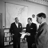 Bankdirektör Marcus Wallenberg och disponent Hans Hulthén samt Kamrer Einar Harald på pappersbruket Papyrus i Mölndal, 15/6 1955.