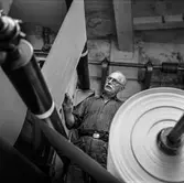 Maskinförare Edvin Andersson i arbete vid maskin på pappersbruket Papyrus i Mölndal, 15/6 1955.