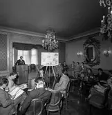 Reportage från pappersbruket Papyrus pressvisning i Mölndal, 29/8 1955. Mannen i talarstolen är William Tibell, fabrikschef.