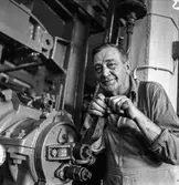 Carl Nygren i arbete vid maskin på pappersbruket Papyrus i Mölndal, 29/8 1955.