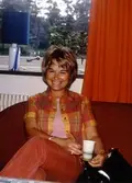 Stina Löfgren sitter i Brattåsskolans lärarrum cirka 1970. Hon arbetade som lärare.