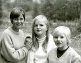 Elever från Brattåsskolans årskurs 6 (födda 1955) är på lägerskola i Ransbergs Herrgård i Värmland 1967/68. Från vänster ses Ulla-Karin Holmberg (Bölet), Elisabet Söderkvist (Bölet) samt okänd pojke.