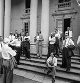 Reportage från pappersbruket Papyrus pressvisning i Mölndal, 29/8 1955. Utanför Gunnebo slott.