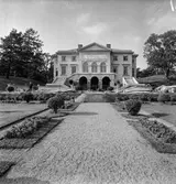 Reportage från pappersbruket Papyrus pressvisning i Mölndal, 29/8 1955. Gunnebo slott sett från slottsparken.