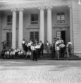 Reportage från pappersbruket Papyrus pressvisning i Mölndal, 29/8 1955. Utanför Gunnebo slott.
