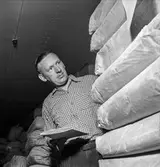 Reportage från pappersbruket Papyrus pressvisning i Mölndal, 29/8 1955. En man i arbete på Papyrus.