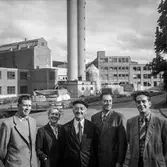 Papyrus trädgårdsmästare Aug. Andersson med familj. Pappersbruket Papyrus i Mölndal 16/9 1955.