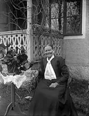 Lillhärad sn. Kvinna framför prästgården.