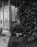 Lillhärad sn. Kvinna vid prästgården.