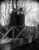 Två damer vid prästgården, Lillhärad.