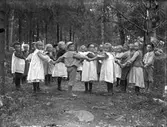 Skolbarnen i Stockkumla i ringdans.