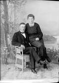 Ateljéporträtt - Georg Mattsson med fru från Duderö, Börstil socken, Uppland 1921