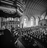 Utdelning av minnesgåvan vid pappersbruket Papyrus 60-årsjubileum. Mölndals kyrka, 24/9 1955.