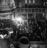 Utdelning av minnesgåvan vid pappersbruket Papyrus 60-årsjubileum. Mölndals kyrka, 24/9 1955.