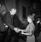 Utdelning av minnesgåvan vid pappersbruket Papyrus 60-årsjubileum. Mölndals kyrka, 24/9 1955.