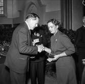 Utdelning av minnesgåvan vid pappersbruket Papyrus 60-årsjubileum. Mölndals kyrka, 24/9 1955.