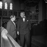 Utdelning av minnesgåvan vid pappersbruket Papyrus 60-årsjubileum. Mölndals kyrka, 24/9 1955. Håkan Törnqvist och Marcus Wallenberg Jr.