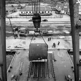 Transport av pappersbruket Papyrus PM2 yankeecylinder. Cylindern fraktas med flytande lyftkran i Göteborgs hamn, 2/6 1956.