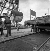 Transport av pappersbruket Papyrus PM2 yankeecylinder. Cylindern fraktas med flytande lyftkran i Göteborgs hamn, 2/6 1956.