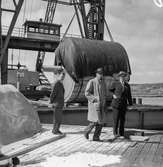 Transport av pappersbruket Papyrus PM2 yankeecylinder. Cylindern fraktas med flytande lyftkran i Göteborgs hamn, 2/6 1956.